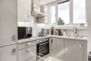 經典公寓 | 私人廚房 | 大型雪櫃/冰箱、微波爐、焗爐、爐具