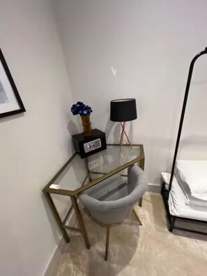 Escritorio y espacio para trabajar con laptop