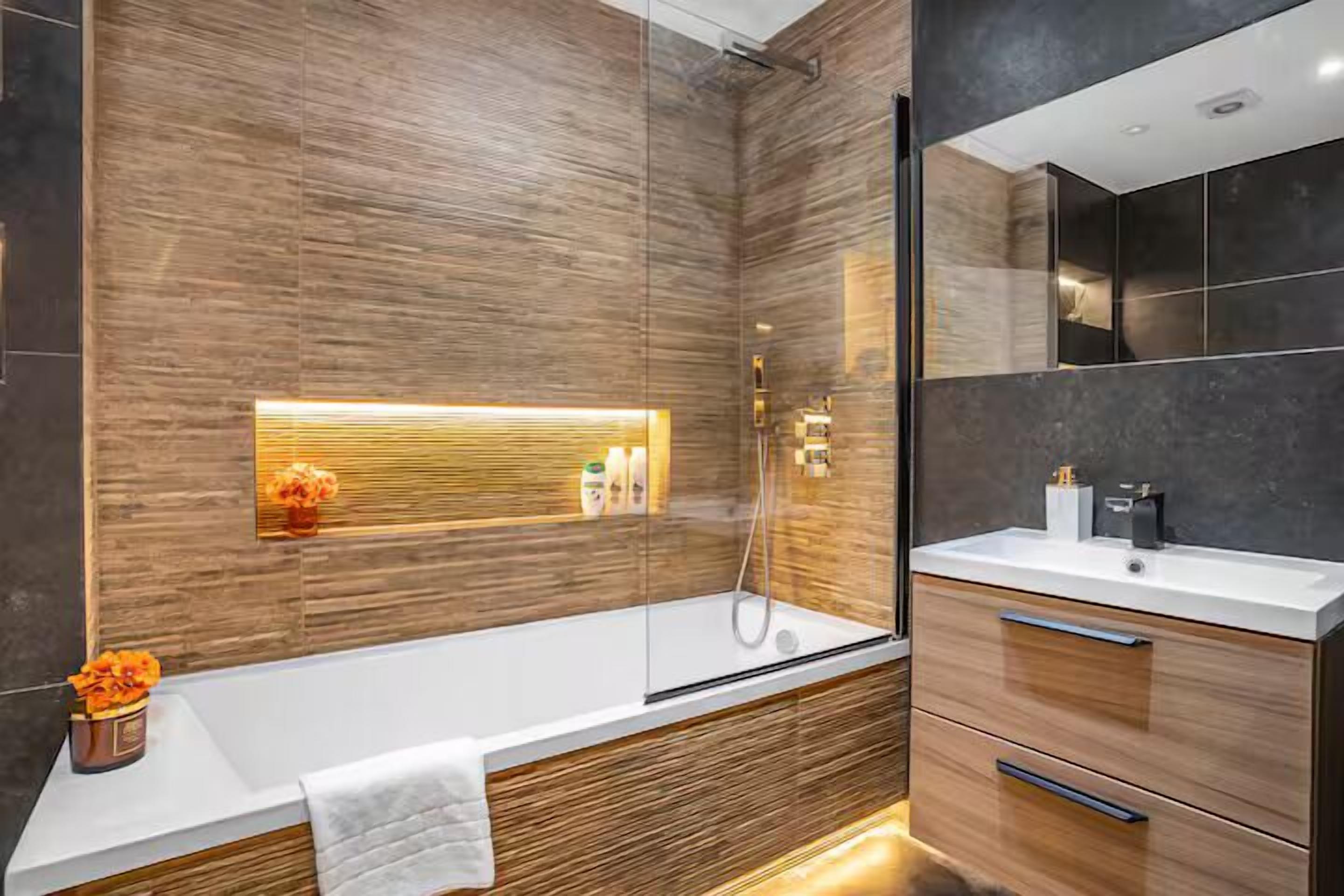 Classic Apartment | Bathroom | Combined shower/bathtub, free toiletries, hair dryer, towels