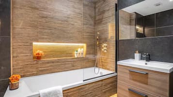 Bañera con ducha, artículos de tocador gratuitos, secador de pelo