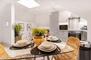 Classic-Apartment | Essbereich im Zimmer