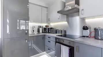 Refrigerador con freezer, microondas, horno, placa de cocina