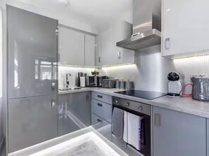 Apartamento Deluxe | Cocina privada | Frigorífico grande, microondas, horno y placa de cocina