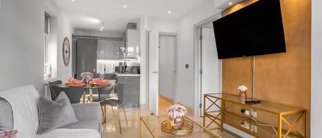 Apartamento clásico | Zona de estar | Smart TV de 32 pulgadas con canales digitales, Netflix