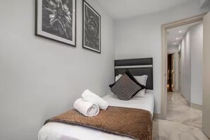 Apartamento Deluxe | Sábanas de algodón egipcio, ropa de cama de alta calidad, escritorio