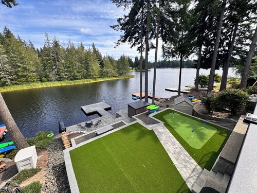 Lakefront Retreat - Dock, Golf, Hot Tub & Arcade