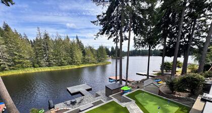Lakefront Retreat - Dock, Golf, Hot Tub & Arcade