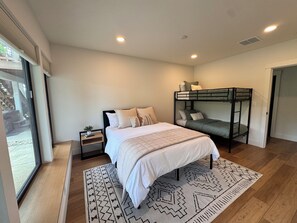 4 bedrooms, iron/ironing board, WiFi, bed sheets