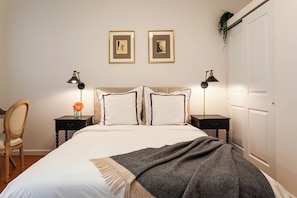 2 عدّة غرف نوم ومكواة/لوح كي وواي فاي وملاءات أسرّة