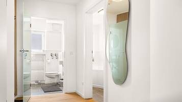 Dusche, Whirlpool, Haartrockner, Handtücher