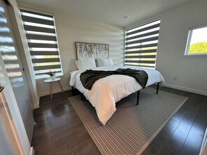 2 bedrooms, iron/ironing board, WiFi, bed sheets - The Rooftop - Columbia City Retreat • Free Parking + EV Charger (Seattle)