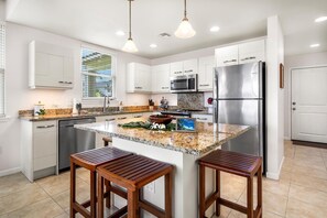 Four à micro-ondes, un four, surface de cuisson, lave-vaisselle