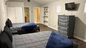 4 bedrooms, iron/ironing board, internet, bed sheets