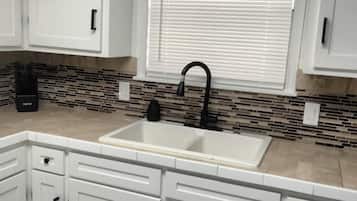 Køleskab, mikrobølgeovn, ovn, kogeplade