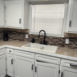 Een koelkast, een magnetron, een oven, een kookplaat