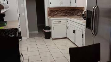 Køleskab, mikrobølgeovn, ovn, kogeplade