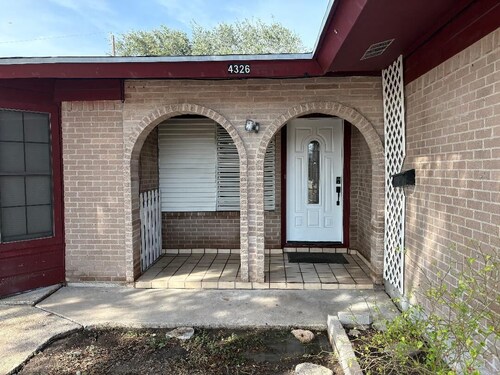 Beautiful remodelded 4/1.5 bathroom home in SOUTH CORPUS CHRISTI, close to beach
