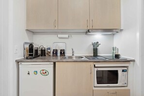 Fridge, oven, stovetop, electric kettle