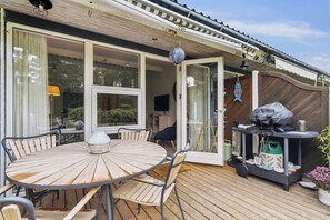 Outdoor dining - Cozy holiday apartment by Dueodde Strand (Nexø)