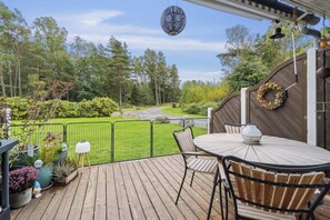 Outdoor dining - Cozy holiday apartment by Dueodde Strand (Nexø)