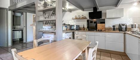 ثلاجة، فرن، موقد طهي مسطح، غسالة أطباق