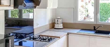 Réfrigérateur, four, plaque de cuisson, lave-vaisselle