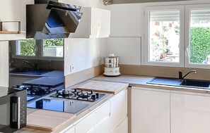 Réfrigérateur, four, plaque de cuisson, lave-vaisselle