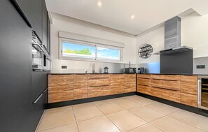 Geladeira, fogão, lava-louças, cafeteira/chaleira