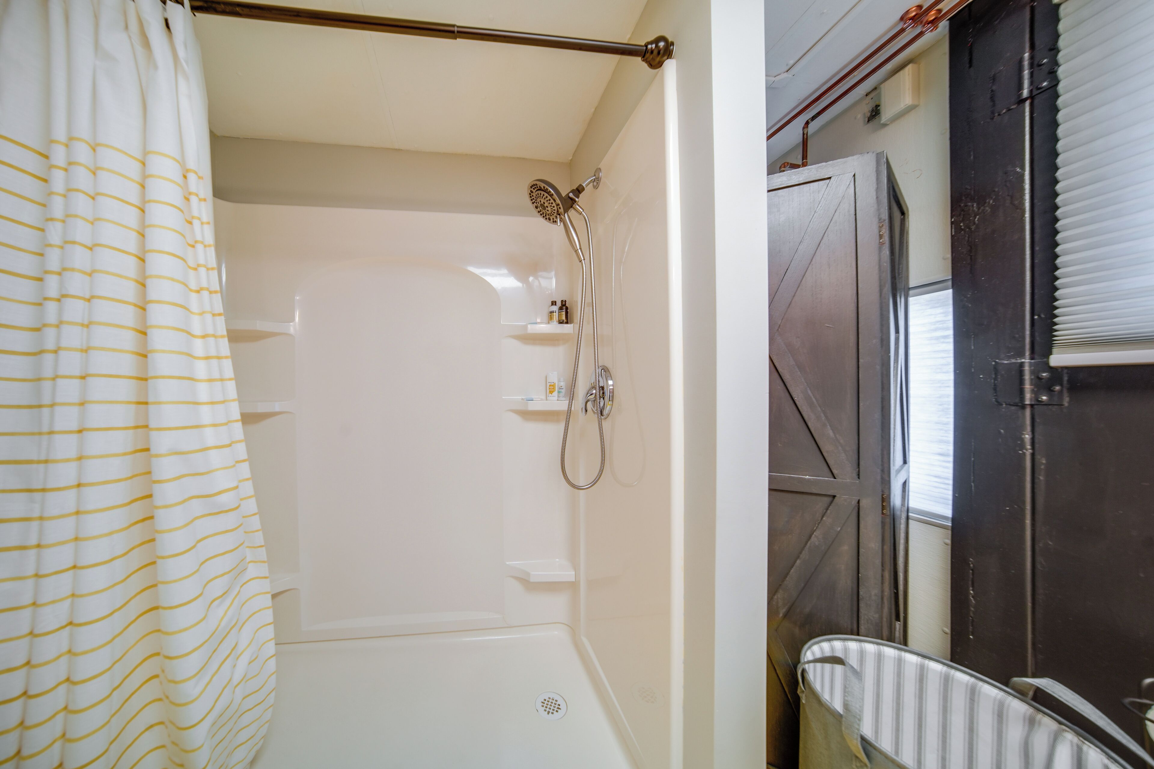 Ein Badezimmer mit Dusche, Toilette und Waschbecken.