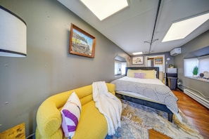 Desk, travel crib, internet, bed sheets