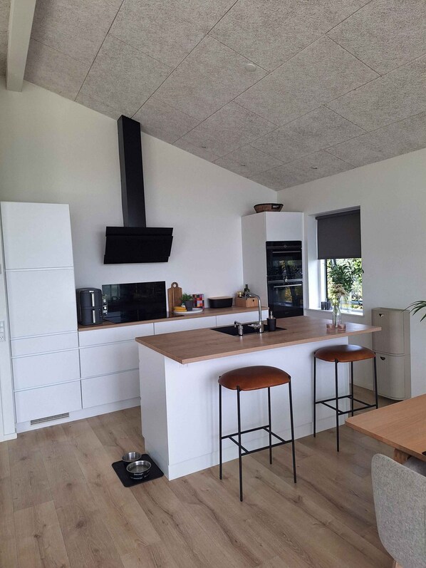 Réfrigérateur, un four, surface de cuisson, lave-vaisselle