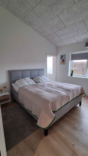 2 bedrooms, iron/ironing board, free WiFi