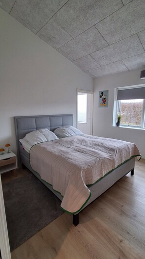 2 bedrooms, iron/ironing board, free WiFi
