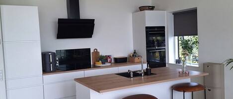 Réfrigérateur, four à micro-ondes, un four, surface de cuisson