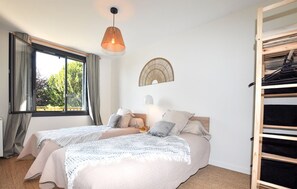 3 habitaciones, tabla de planchar con plancha y cuna de viaje 