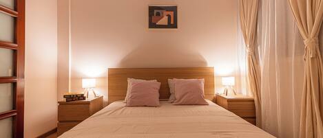2 habitaciones, tabla de planchar con plancha, wifi y ropa de cama