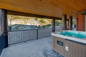Outdoor spa tub - Family Friendly Ski retreat; 2 bedroom escape! (Big White)