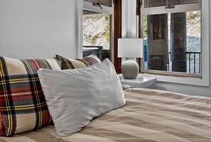 2 bedrooms, travel cot, WiFi, bed sheets - Family Friendly Ski retreat; 2 bedroom escape! (Big White)