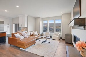 Smart TV, chimenea y libros 