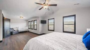 4 slaapkamers, een strijkplank/strijkijzer, gratis wifi, beddengoed