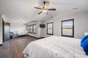 4 slaapkamers, een strijkplank/strijkijzer, gratis wifi, beddengoed