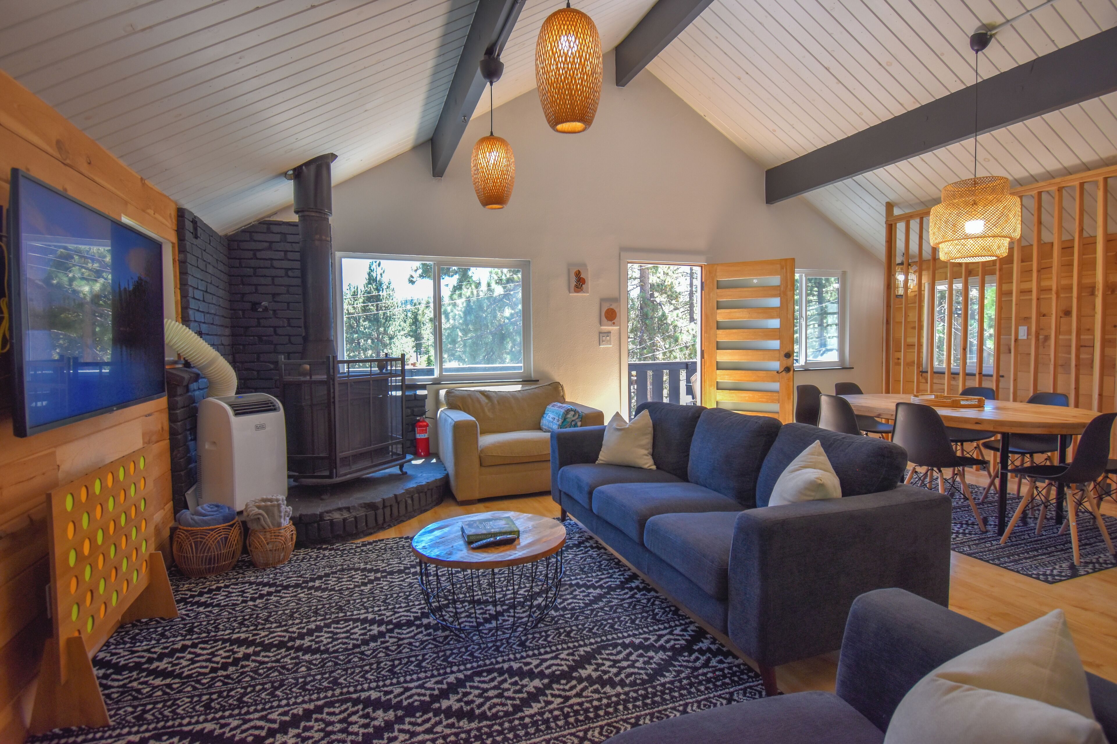 Téléviseur connecté, foyer, jeux vidéo, table de baby-foot