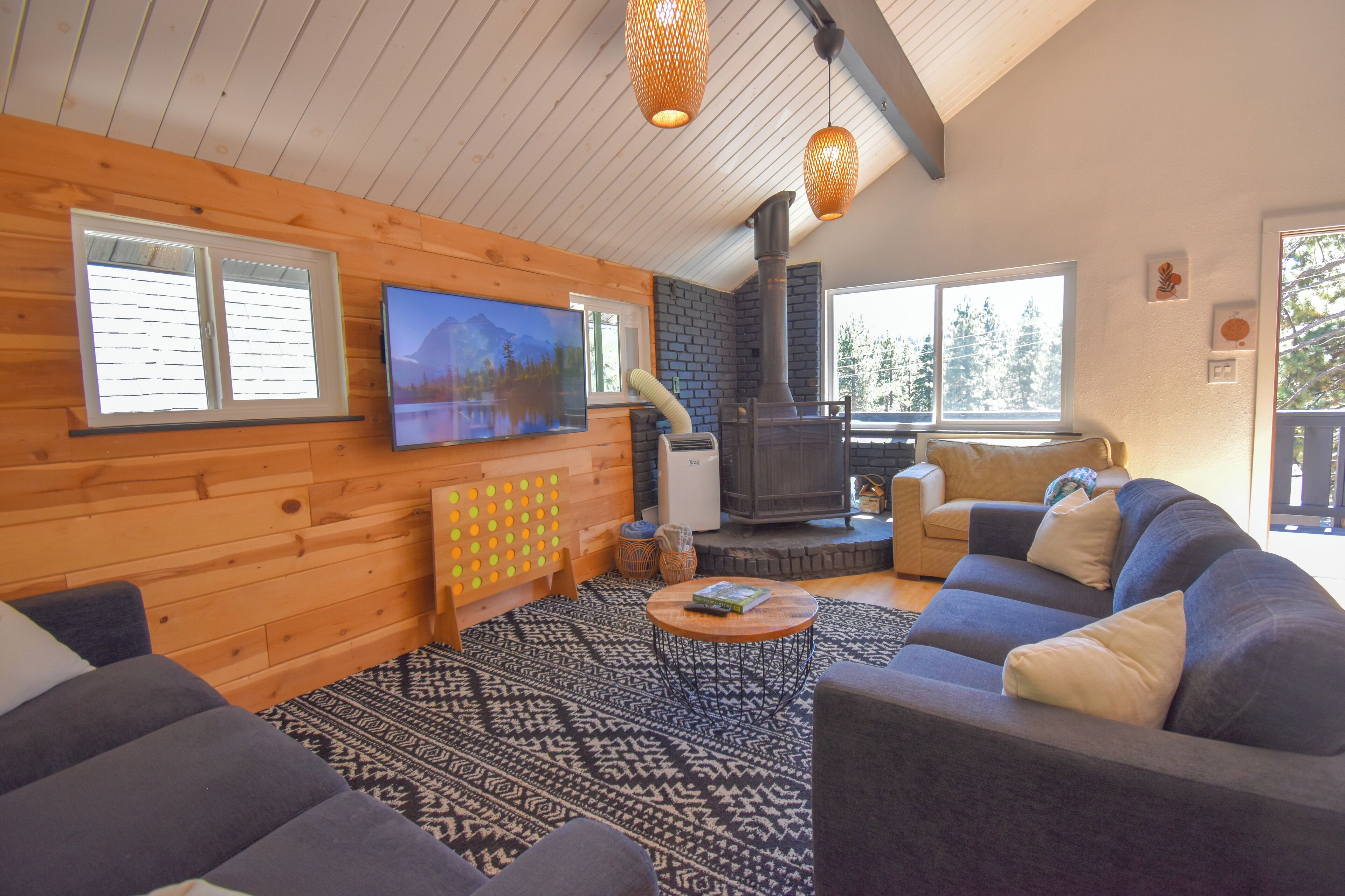 Smart-tv, een open haard, videospelletjes en tafelvoetbal