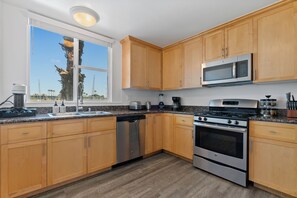 Køleskab, mikrobølgeovn, ovn, kogeplade