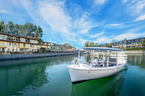 Waterfront Oasis! 1500 sq ft, Pool/Hot Tub/Gym, Modern 2BR Full Marina View