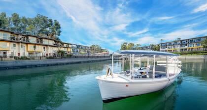 Waterfront Oasis! 1500 sq ft, Pool/Hot Tub/Gym, Modern 2BR Full Marina View