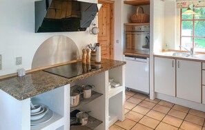 Réfrigérateur, un four, surface de cuisson, lave-vaisselle