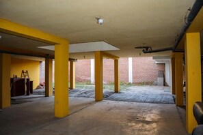 المنطقة المحيطة بالمنشأة