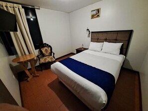 7 عدّة غرف نوم ومكواة/لوح كي وواي فاي وملاءات أسرّة