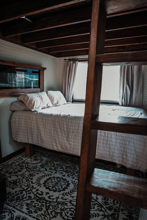 2 bedrooms, bed sheets